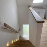 Betontreppe mit Hochglanz Weiß und Holz 01