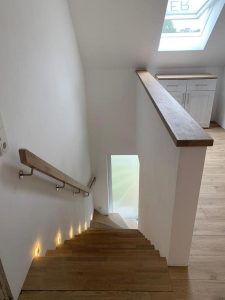 Betontreppe mit Hochglanz Weiß und Holz 01