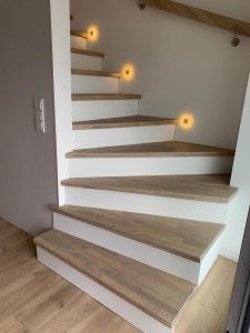 Betontreppe mit Hochglanz Weiß und Holz 02