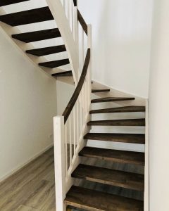 Standardtreppe Weiß Gebeizt